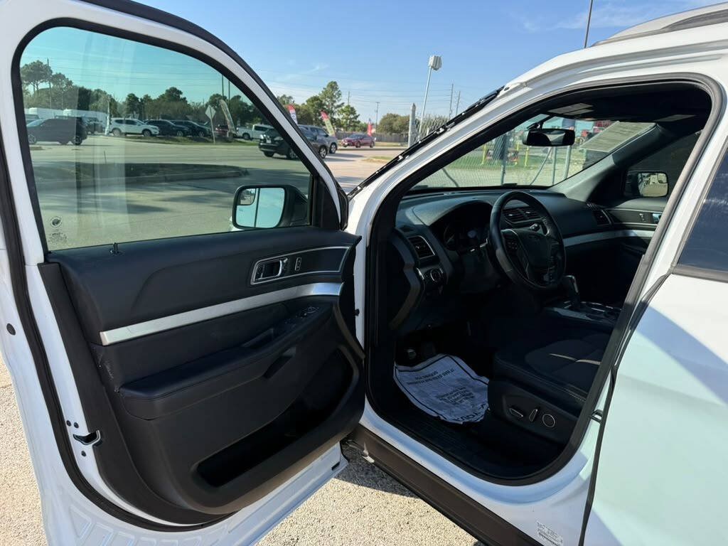 Used 2017 Ford Explorer XLT w/ Equipment Group 201A FWD image 26