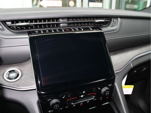 New 2025 Jeep Grand Cherokee Limited w/ Trailer Tow Package image 16