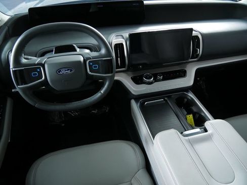 Certified 2025 Ford Expedition Active AWD/4WD image 4