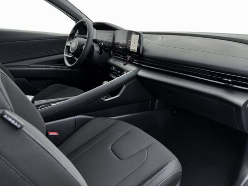 Used 2025 Hyundai Elantra SEL image 15