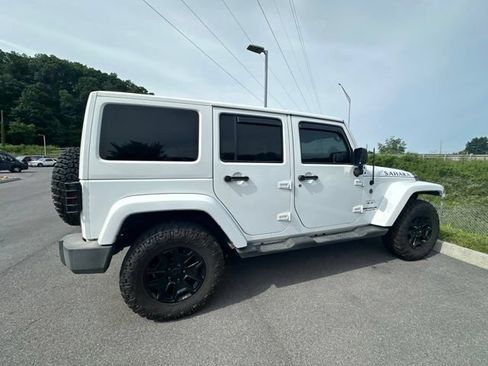 Used 2017 Jeep Wrangler Unlimited Sahara w/ Connectivity Group AWD/4WD image 19