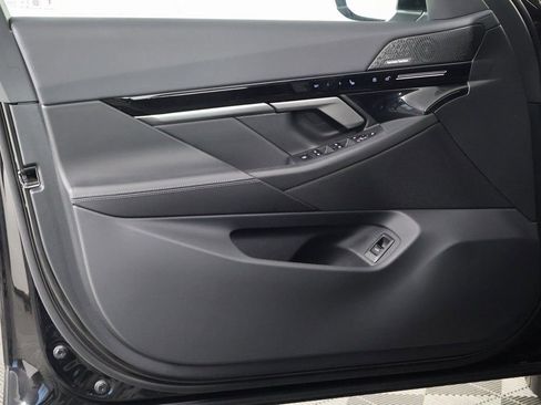 Used 2025 BMW 530i w/ Premium Package image 12