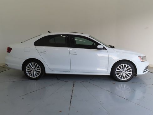 Used 2016 Volkswagen Jetta SEL FWD image 2
