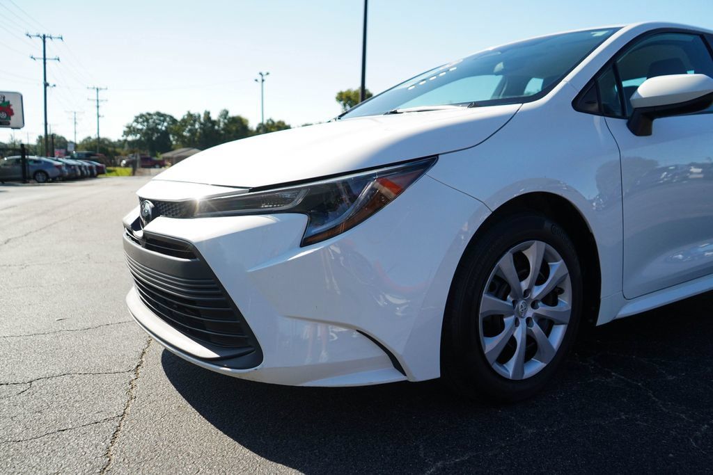 Used 2023 Toyota Corolla LE FWD image 17