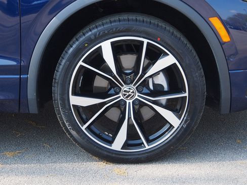 Used 2022 Volkswagen Tiguan SEL R-Line image 9