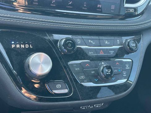 Used 2023 Chrysler Pacifica Touring FWD image 17