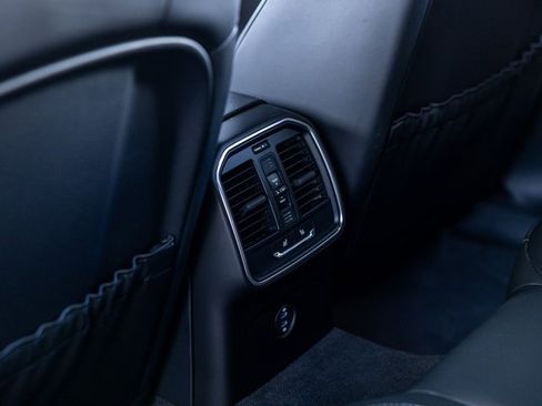 Used 2025 Porsche Macan image 28