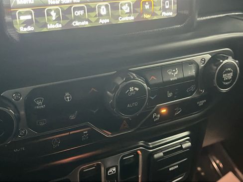 Used 2018 Jeep Wrangler Unlimited Sahara AWD/4WD image 19