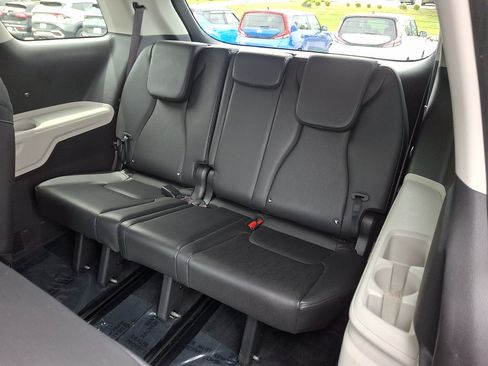 Used 2024 Kia Carnival LX FWD image 11