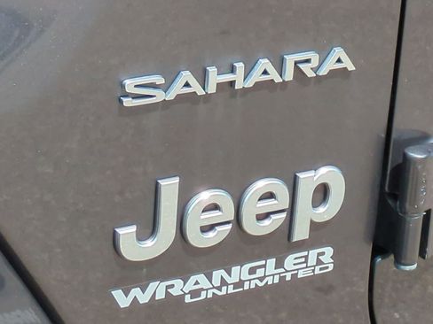 Used 2018 Jeep Wrangler Unlimited Sahara AWD/4WD image 13
