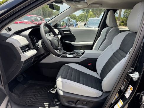 New 2025 Mitsubishi Outlander SE image 14