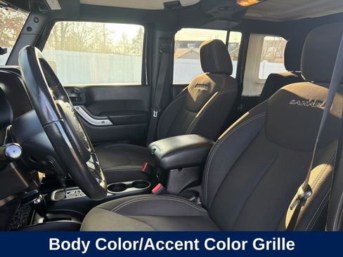 Used 2017 Jeep Wrangler Unlimited Sahara w/ Connectivity Group image 15