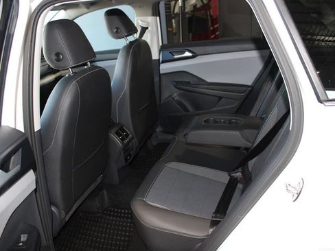 Used 2024 Volkswagen Taos SE w/ Panoramic Sunroof Package AWD/4WD image 12