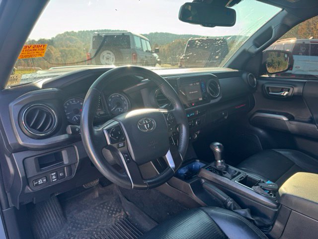 Used 2018 Toyota Tacoma TRD Sport AWD/4WD image 17