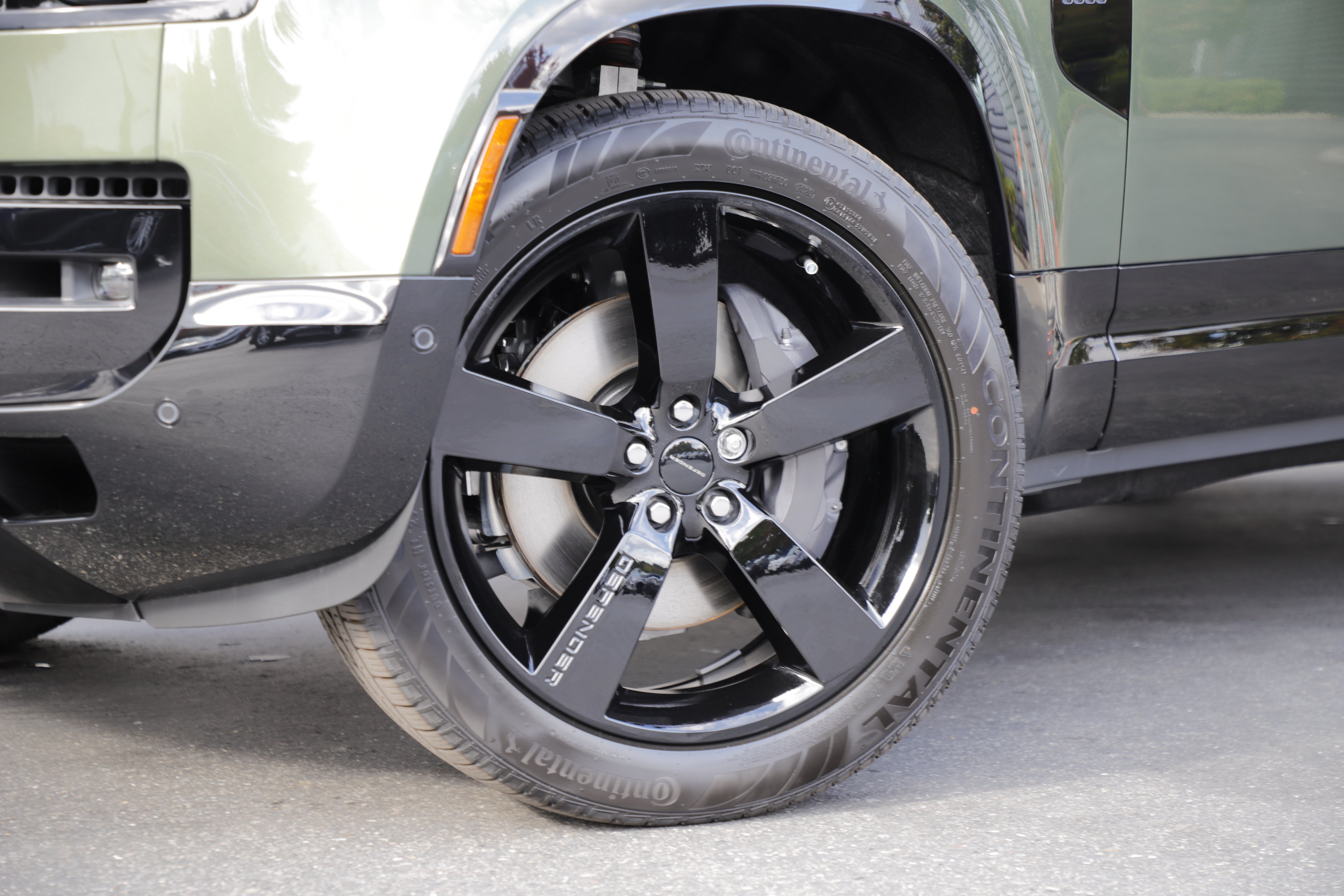 New 2026 Land Rover Defender 110 X-Dynamic SE AWD/4WD image 2