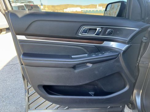 Used 2018 Ford Explorer Limited image 6