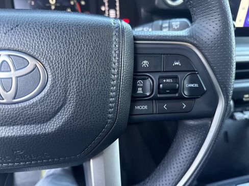 Used 2025 Toyota 4Runner SR5 AWD/4WD image 17
