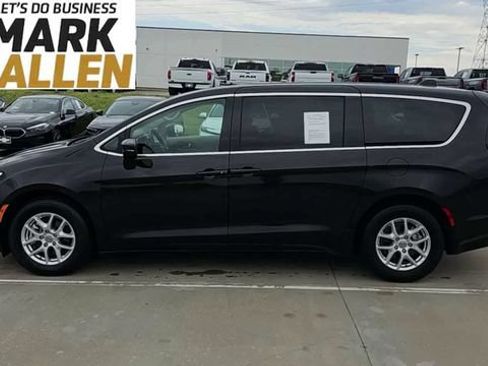 Used 2023 Chrysler Pacifica Touring-L FWD image 5