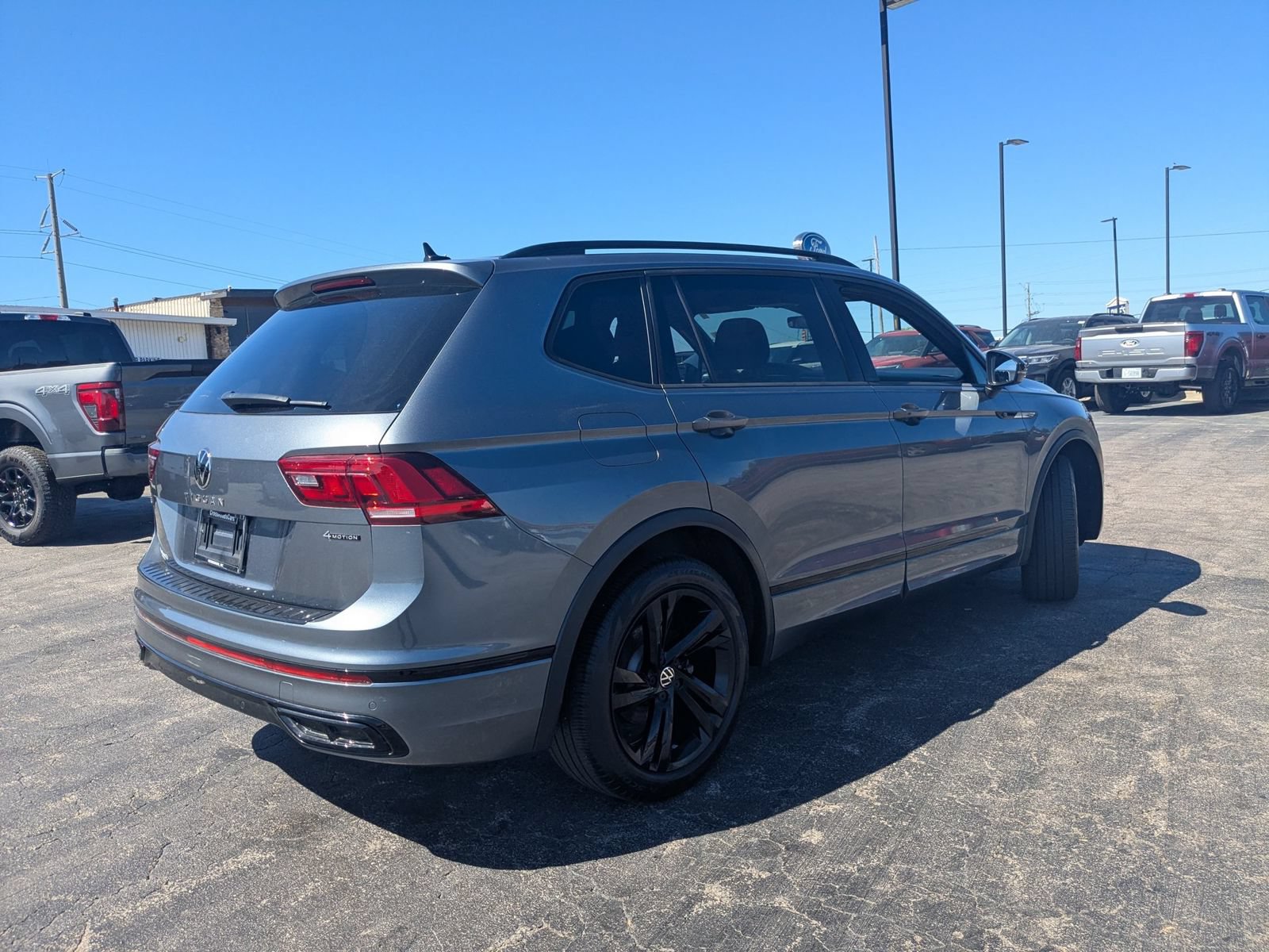 Used 2023 Volkswagen Tiguan SE R-Line AWD/4WD image 10