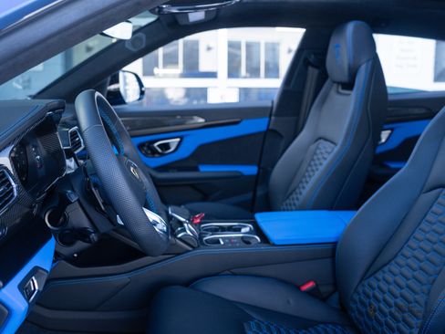 Used 2022 Lamborghini Urus image 13