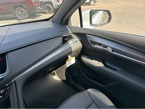 New 2025 Cadillac XT5 Luxury image 17