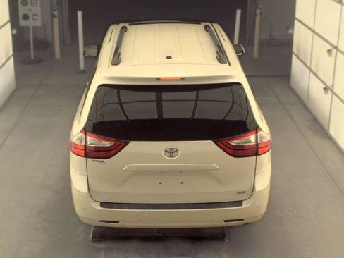 Used 2017 Toyota Sienna XLE w/ XLE Navigation Package FWD image 4