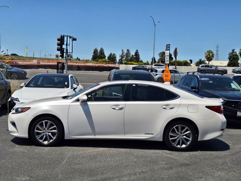 Used 2017 Lexus ES 300h w/ Navigation System Package FWD image 7