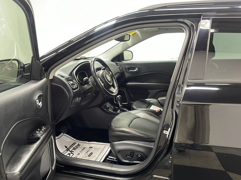 Used 2019 Jeep Compass Latitude AWD/4WD image 2