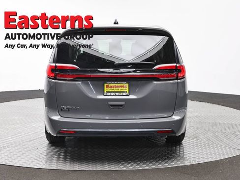 Used 2023 Chrysler Pacifica Touring-L FWD image 6
