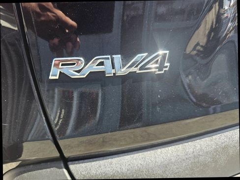 Used 2021 Toyota RAV4 LE AWD/4WD image 30
