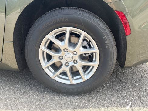 New 2027 Chrysler Pacifica Select FWD image 10