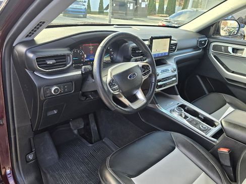 Used 2022 Ford Explorer XLT w/ Equipment Group 202A image 11