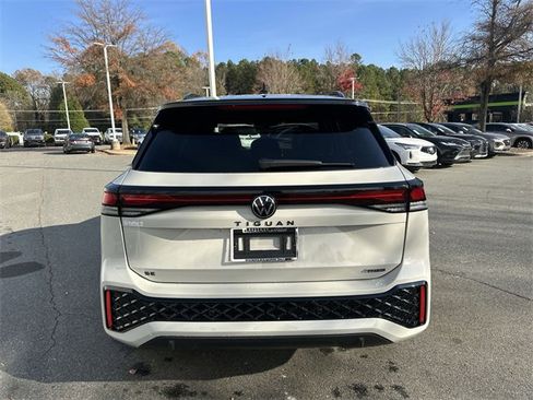 New 2025 Volkswagen Tiguan SE R-Line image 4