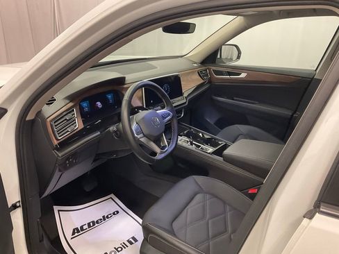 Used 2025 Volkswagen Atlas SE image 4