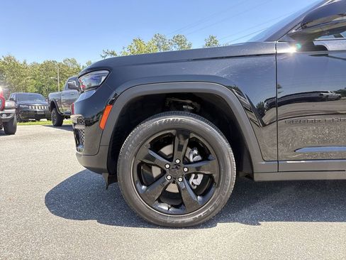 Used 2023 Jeep Grand Cherokee Altitude AWD/4WD image 12