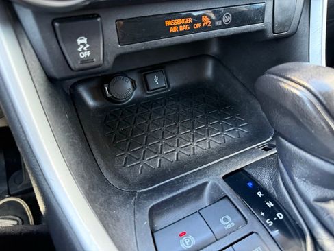 Used 2020 Toyota RAV4 LE FWD image 24