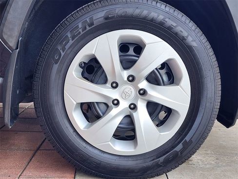 Used 2020 Toyota RAV4 LE image 4