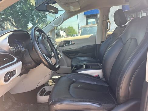 Used 2020 Chrysler Pacifica Touring-L FWD image 9