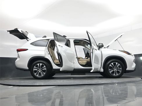 Used 2022 Toyota Highlander XLE image 21