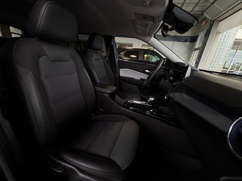 Used 2025 Chevrolet Trax LT w/ LT Convenience Package FWD image 39