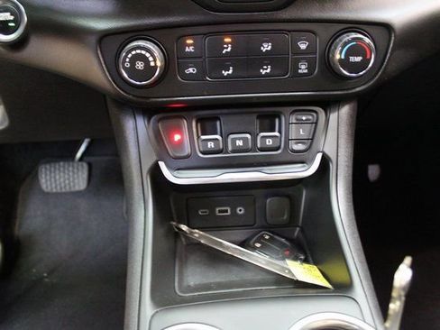 Used 2021 GMC Terrain SLE image 18