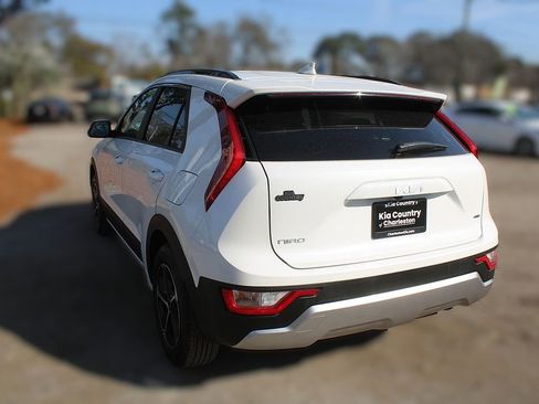 Used 2025 Kia Niro LX image 11