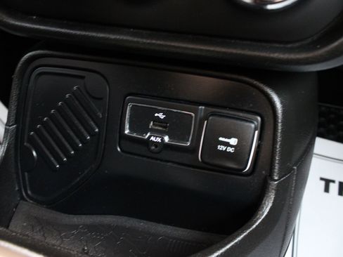 Used 2016 Jeep Renegade Latitude w/ Cold Weather Group image 19