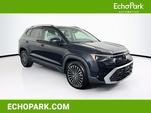 Used 2026 Volkswagen Taos SE FWD image 1