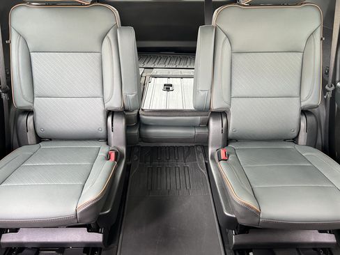 Used 2025 GMC Yukon AT4 w/ AT4 Premium Package AWD/4WD image 17