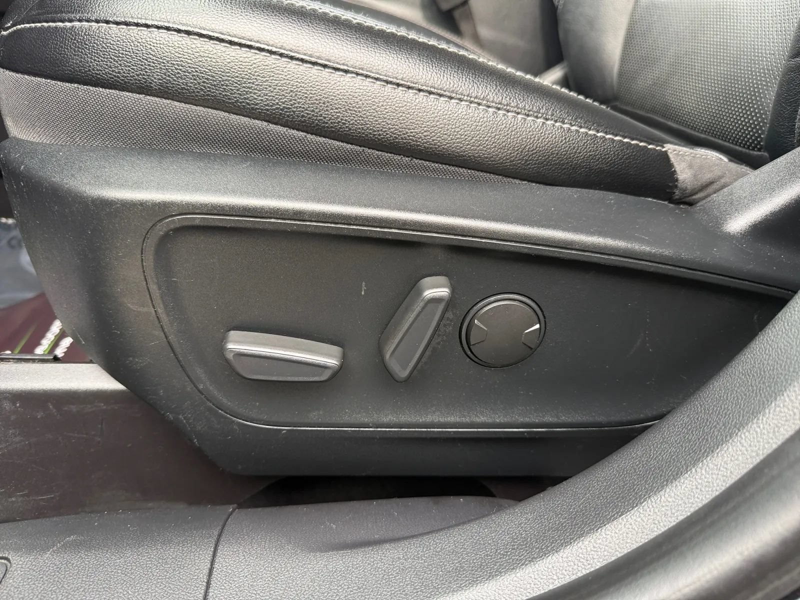 Used 2020 Ford Escape Titanium AWD/4WD image 17