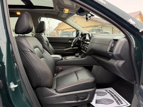 Used 2022 Nissan Pathfinder SL image 11