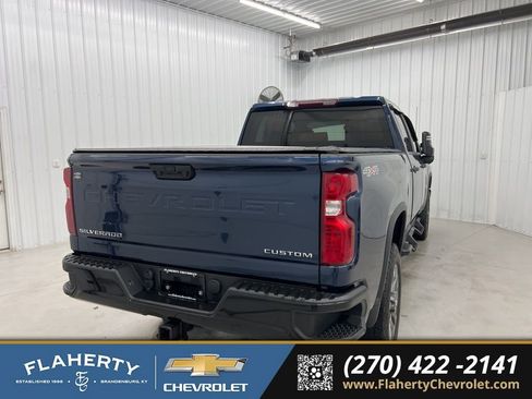Used 2022 Chevrolet Silverado 2500 Custom w/ Custom Value Package image 3
