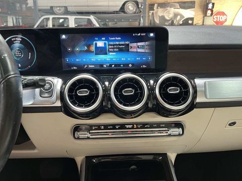 Used 2020 Mercedes-Benz GLB 250 4MATIC w/ Premium Package image 18