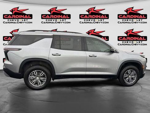 Used 2025 Chevrolet Traverse LT w/ Driver Confidence Package FWD image 3